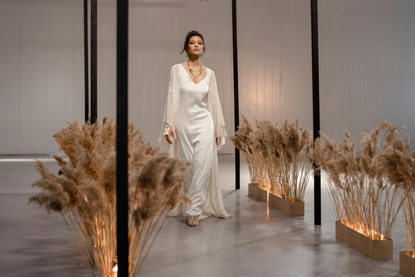 Illuminez vos tenues de soirée avec des touches métalliques : astuces et inspirations essentielles